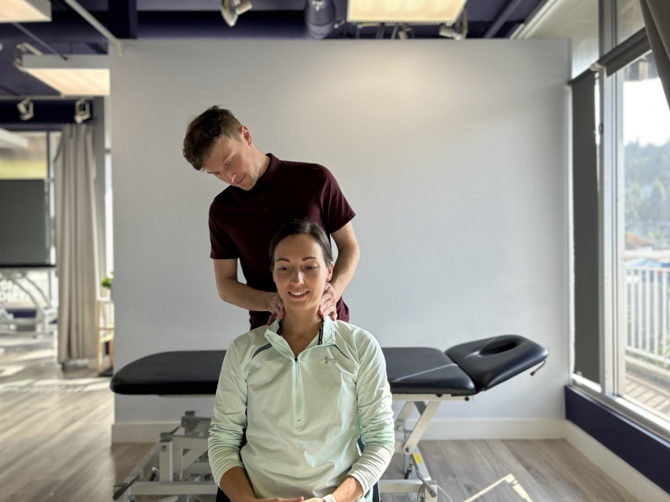 Bright open-concept sports physiotherapy clinic